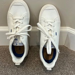 Slightly off-white vegan Cariuma sneaker. Wear with shorts or jeans.